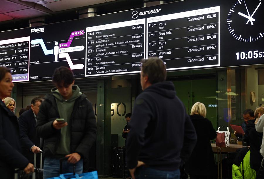 Passeggeri attendono notizie sulle partenze dell’Eurostar alla stazione di St Pancras a Londra. (AFP)