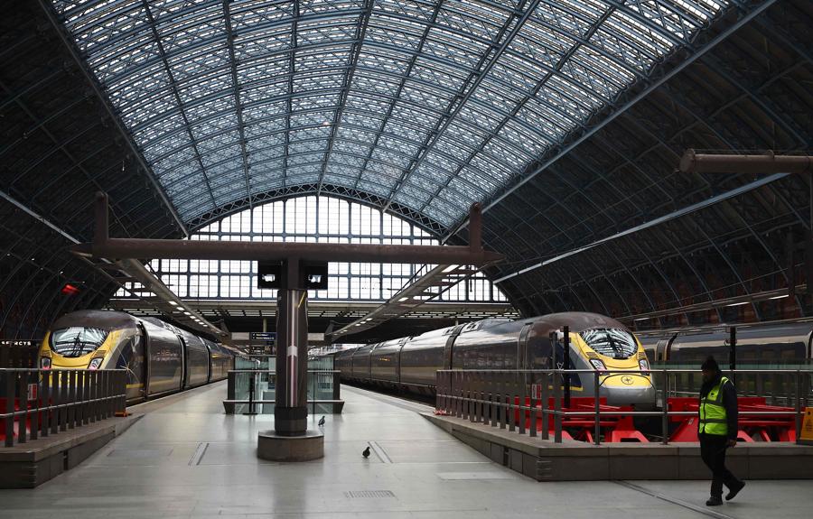 Treni  Eurostar fermi alla stazione di  St Pancras a Londra. (AFP)