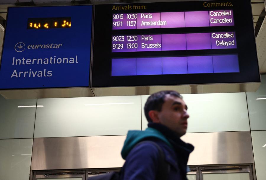 Gli arrivi e le partenze degli Eurostar vengono cancellati e ritardati su un pannello informativo alla stazione di St Pancras a Londra. (AFP)