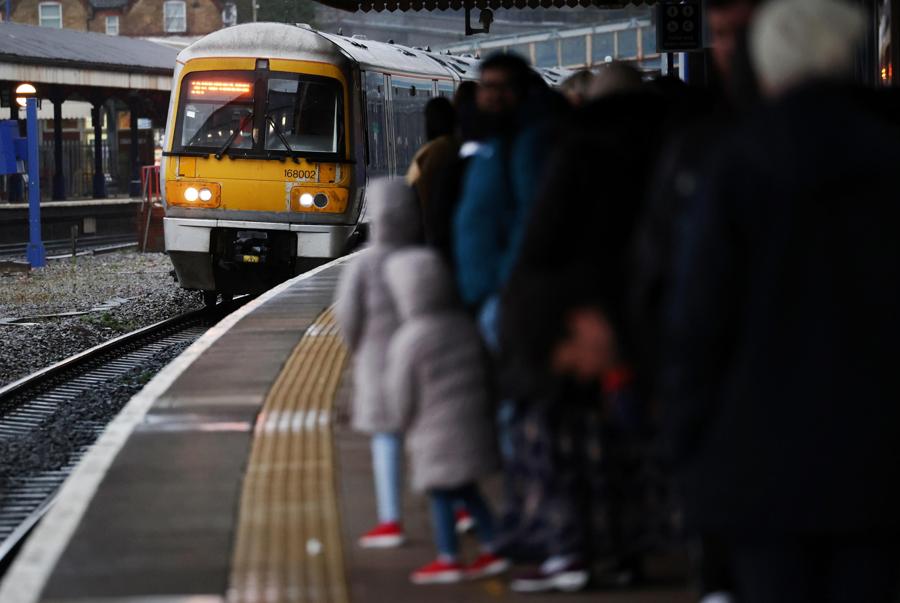 Passeggeri in attesa dei treni  presso la stazione ferroviaria internazionale di St.Pancras a Londra. (EPA)