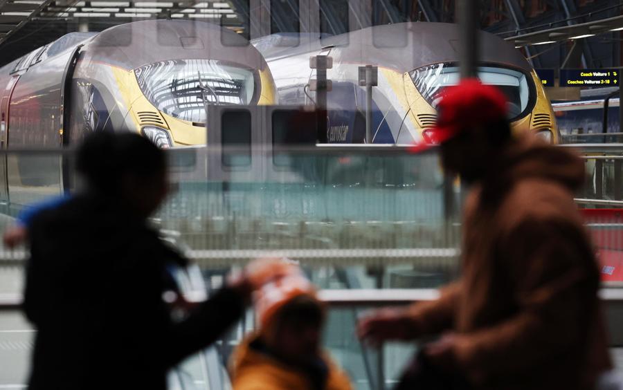 Passeggeri al terminal Eurostar presso la stazione ferroviaria internazionale di St.Pancras a Londra. (EPA)