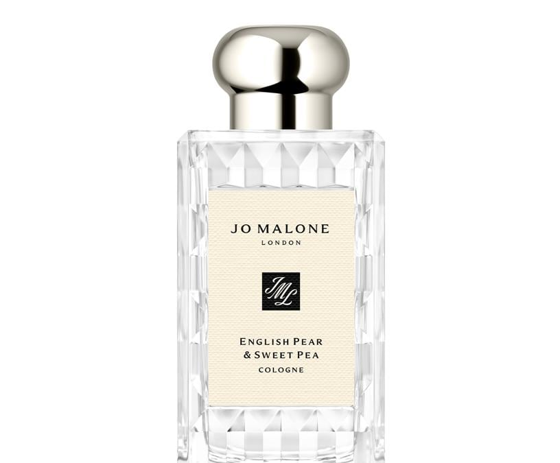 English Pear & Sweet Pea di Jo Malone, la pera succulenta si incontra con i delicati fiori color pastello dello Sweet Pea in un frutteto inglese illuminato dal sole.