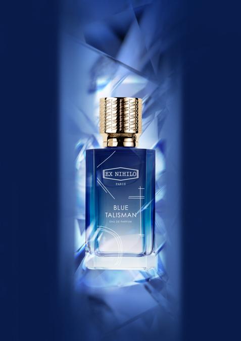 Blue Talisman di EX NIHILO Paris. Un profumo ipnotico e complesso che trasmette un’energia spirituale grazie alla sottile freschezza della Pera e del Bergamotto uniti al twist dello Zenzero.
