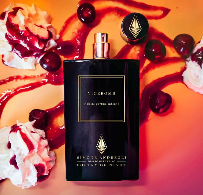 Vice Bomb di Simone Andreoli. Le note di apertura, amarena e caramello ci portano al cuore di una vaniglia cremosa esaltata dall’Ylang Ylang, nel sillage Fava Tonka.