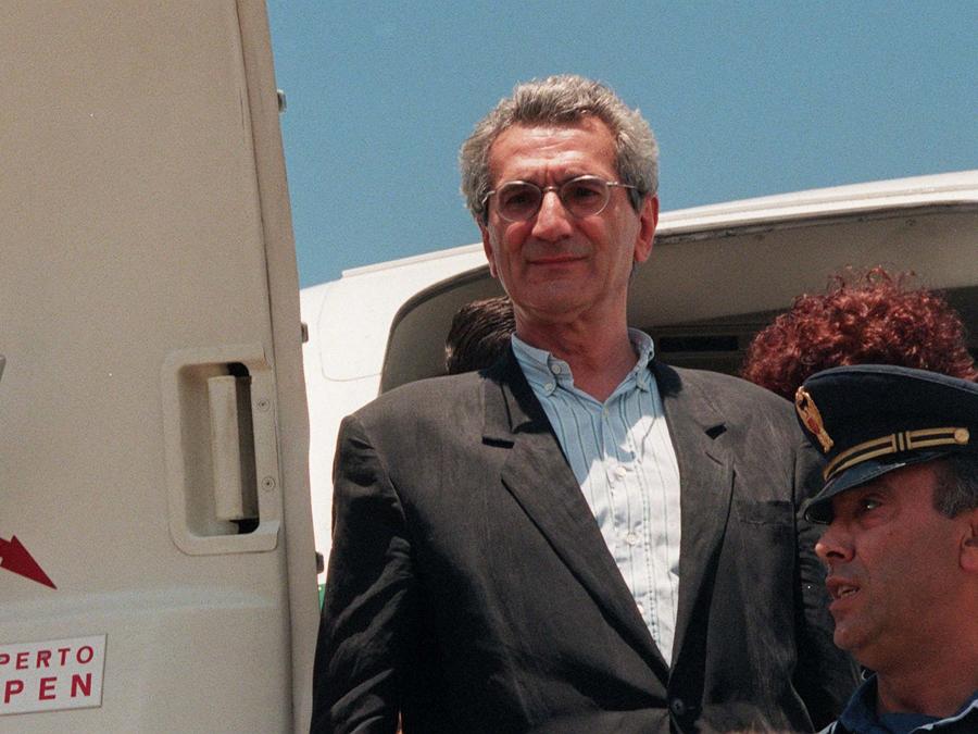 L' ex leader di Autonomia Operaia Toni Negri in una immagine d'archivio che lo riprende al suo arrivo a Fiumicino dopo una lunga latitanza a Parigi. ANSA/LUCIANO DEL CASTILLO