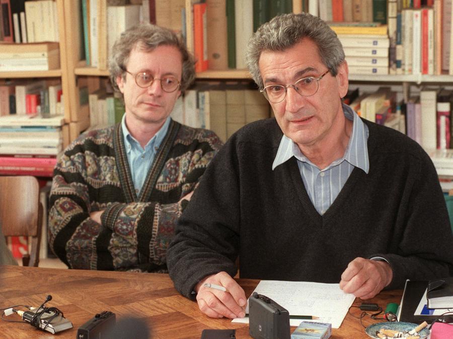 Antonio Negri  e Andrea Morelli, 27 giugno 1997 a Parigi. AFP PHOTO JACK GUEZ (Photo by JACK GUEZ / AFP)