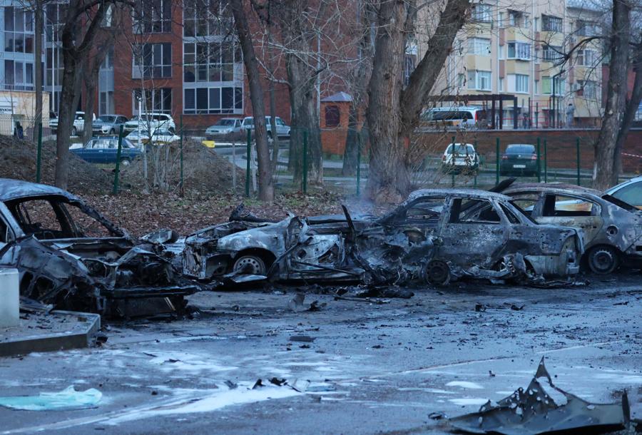 Le auto distrutte dal bombardo ucraino a Belgorod. Russia. (Reuters)