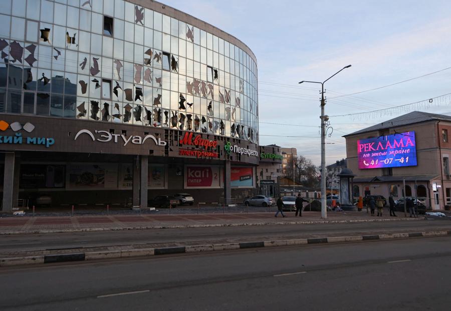 Un centro commerciale danneggiato dal bombardamento ucraino a Belgorod.  (Reuters)