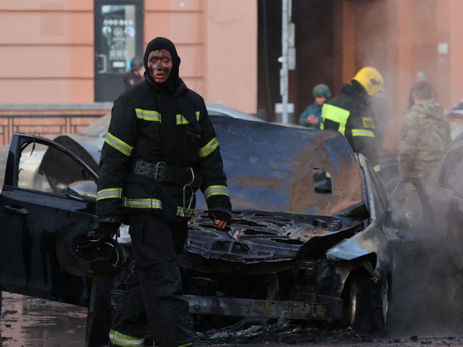 Vigili del fuoco spengono un incendio a Belgorod. (Reuters)