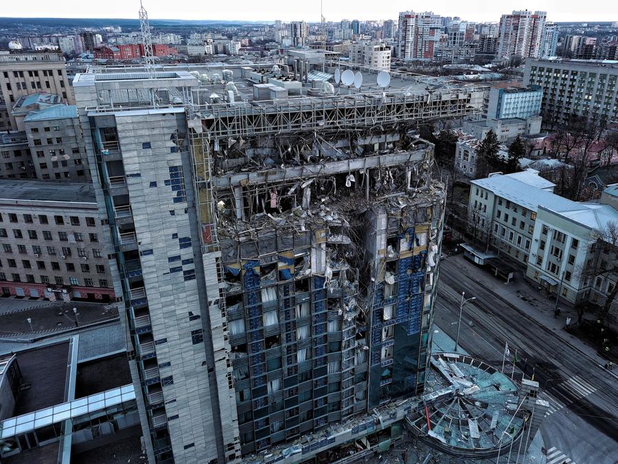 Il Kharkiv Palace Hotel danneggiato da un bombardamento russo a  Kharkiv, Ucraina. (Reuters)