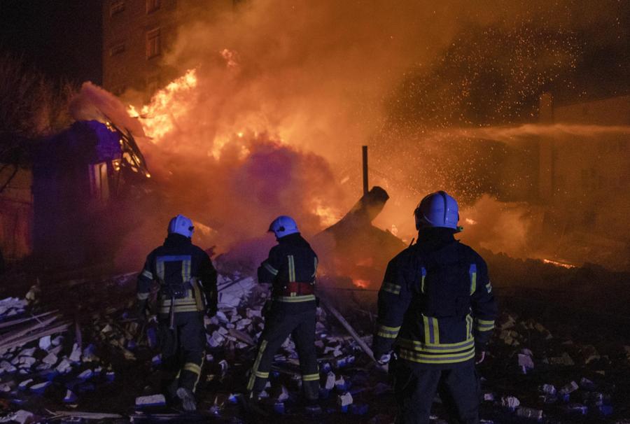 Vigili del fuoco all’opera dopo un bombardamento russo a Kharkiv, Ucraina.  (EPA)
