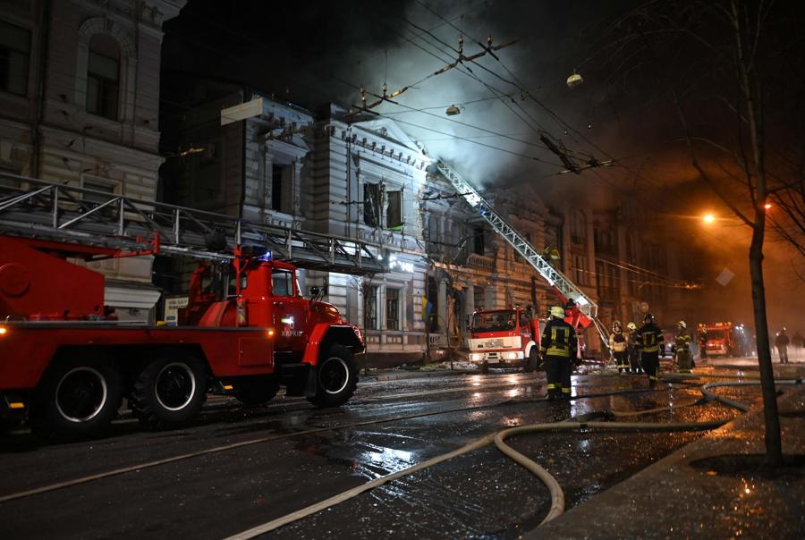 Vigili del fuoco all’opera dopo un bombardamento russo a Kharkiv, Ucraina.   (AFP)