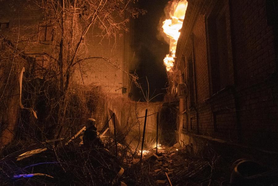 Vigili del fuoco all’opera dopo un attacco di droni russi a Kharkiv, Ucraina.  (EPA)