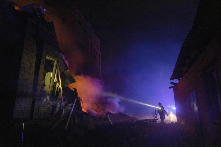 Vigili del fuoco all’opera dopo un attacco di droni russi a Kharkiv, Ucraina.  (EPA)