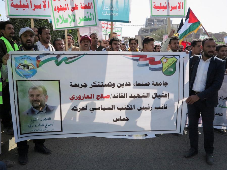 Studenti universitari portano uno striscione che denuncia l’uccisione del vice leader di Hamas Saleh al-Arouri in quello che fonti di sicurezza libanesi e palestinesi dicono sia stato un attacco di droni da parte di Israele nella capitale libanese Beirut. Israele non ha né confermato né negato di aver ucciso Arouri nell’attacco. (REUTERS/Khaled Abdullah)