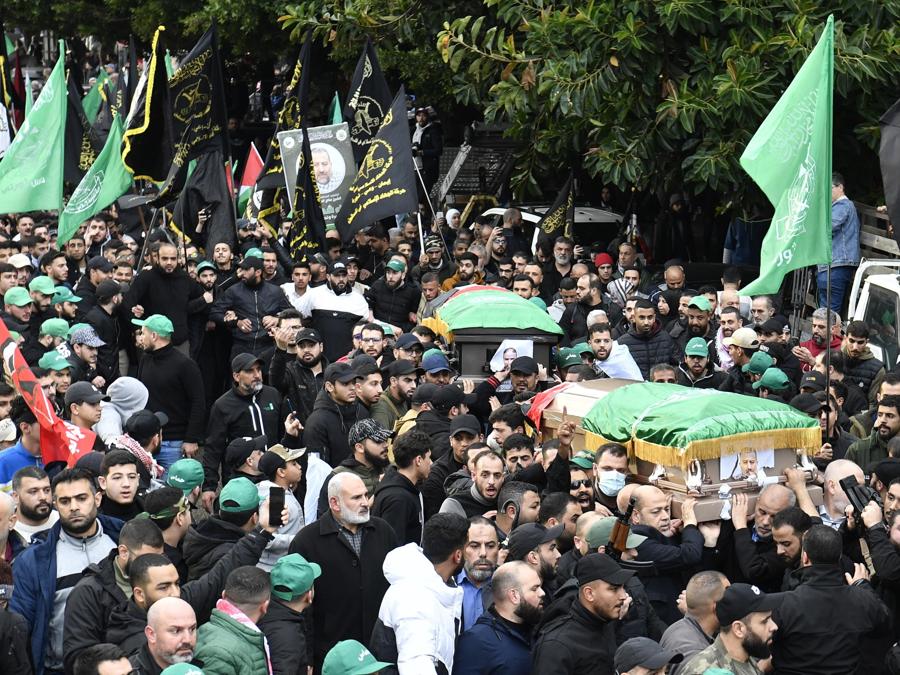 Persone in lutto trasportano la bara del vice leader di Hamas Saleh al-Arouri e degli altri membri di Hamas uccisi in un attacco di droni, durante il loro funerale a Beirut, Libano. (EPA/Abbas Salman)