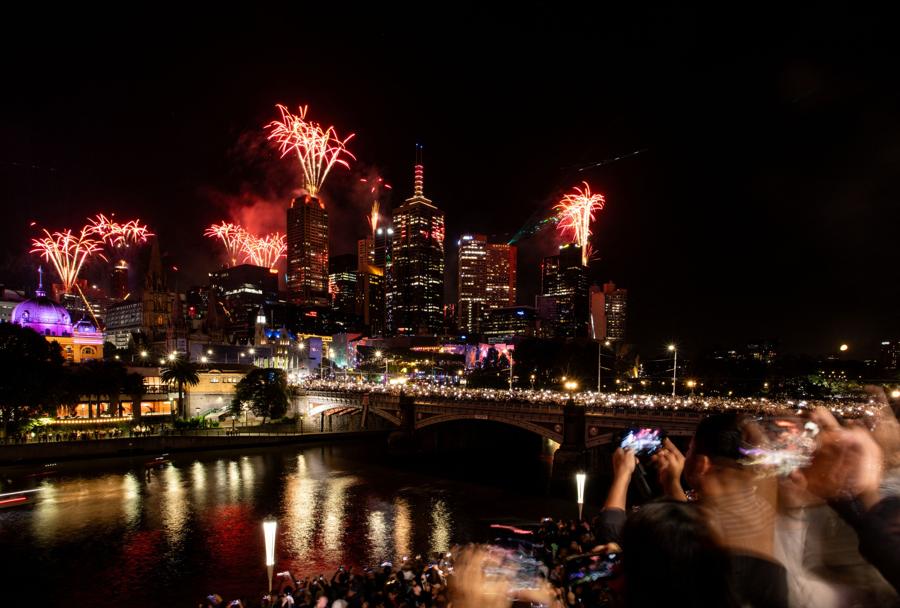Fuochi d’artificio  lungo il fiume Yarra a Melbourne, Australia. (AAP Image/Diego Fedele via REUTERS)