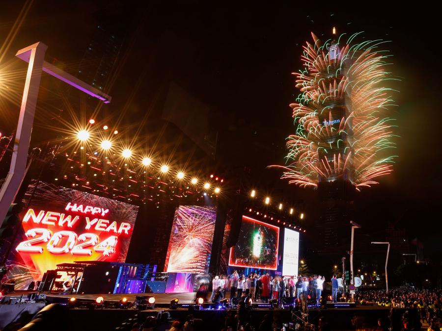 Taiwan celebra l’arrivo del 2024 con fuochi d’artificio alla Torre Taipei 101. (REUTERS/Ann Wang)