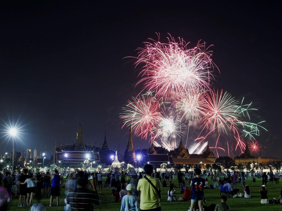 Fuochi d’artificio  sul Grande Palazzo Reale  a Bangkok, Thailandia. (REUTERS/Athit Perawongmetha)