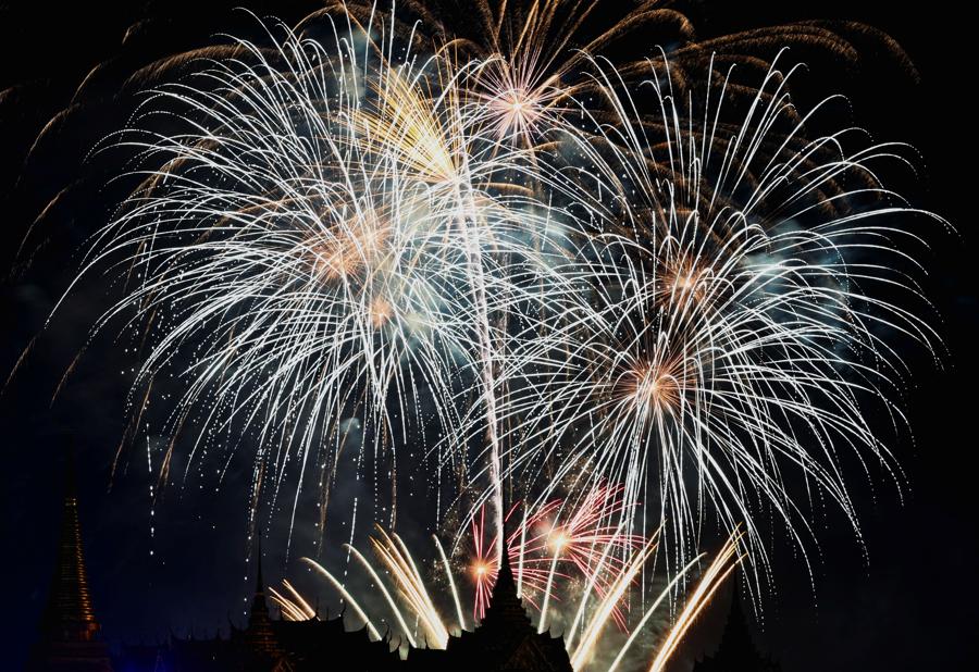 Fuochi d’artificio  sul Grande Palazzo Reale  a Bangkok, Thailandia. (REUTERS/Athit Perawongmetha)