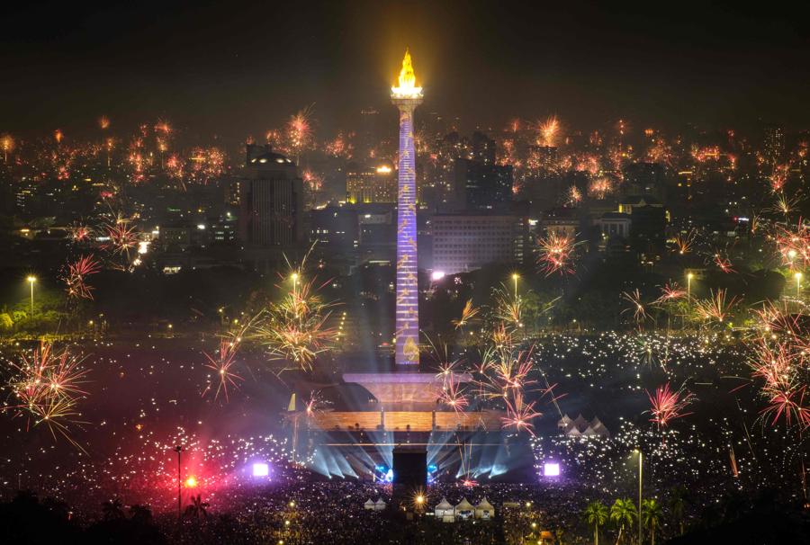 Monumento Nazionale dell’Indonesia (MONAS) a Giacarta. (Photo by Yasuyoshi Chiba / AFP)