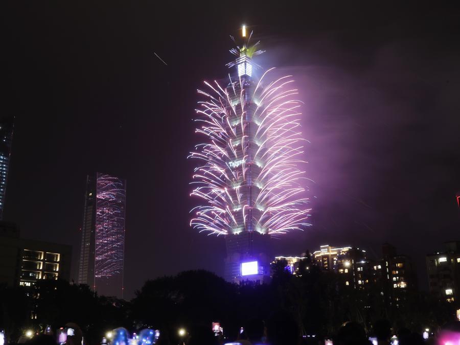 Fuochi d’artificio esplodono nell’edificio Taipei 101 durante i festeggiamenti di Capodanno a Taipei, Taiwan. (AP Photo/Chiang Ying-ying)