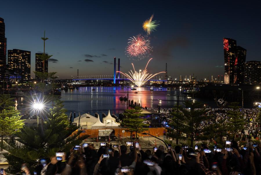 Fuochi d’artificio sopra il ponte Bolte nei Dockland  a Melbourne, Australia. (EPA/Diego Fedele)