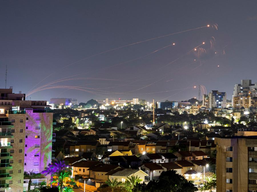 Il sistema antimissile israeliano Iron Dome intercetta i razzi lanciati dalla Striscia di Gaza,  visto da Ashkelon, Israele. REUTERS/Amir Cohen