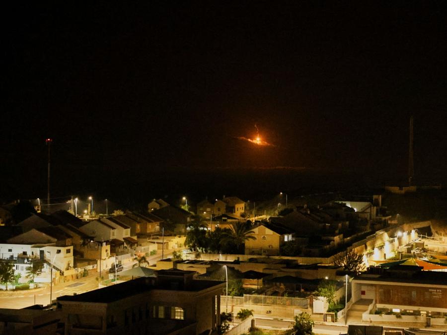 Un bagliore  su Gaza, visto dal sud di Israele. REUTERS/Violeta Santos Moura