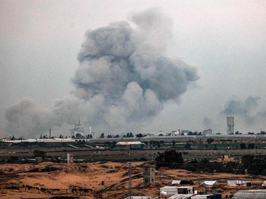 Il fumo si alza su Khan Yunis da Rafah, nel sud della Striscia di Gaza, durante il bombardamento israeliano. (Photo by AFP)