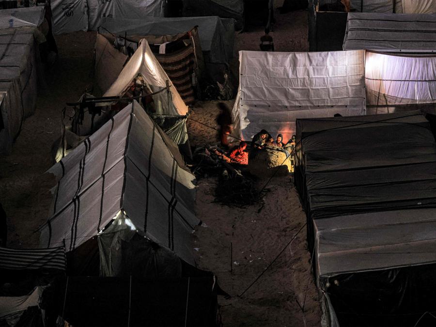 Le tendopoli degli sfollati palestinesi a Rafah, nel sud della Striscia di Gaza, vicino al confine con l’Egitto. (Photo by AFP)