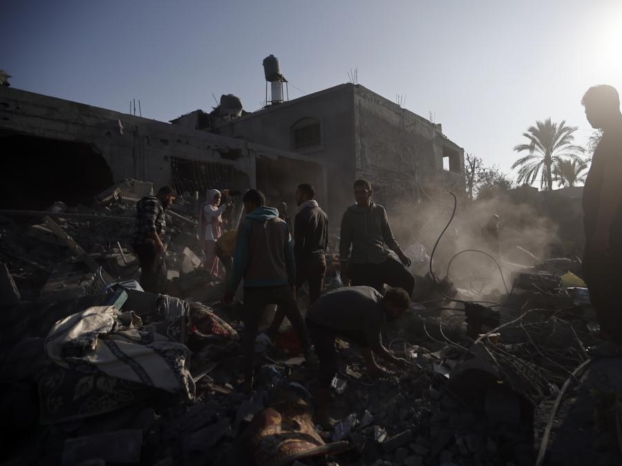 Palestinesi ispezionano i danni di una casa distrutta a seguito degli attacchi aerei israeliani su Khan Younis, nel sud della Striscia di Gaza. (AP Photo/Mohammed Dahman)