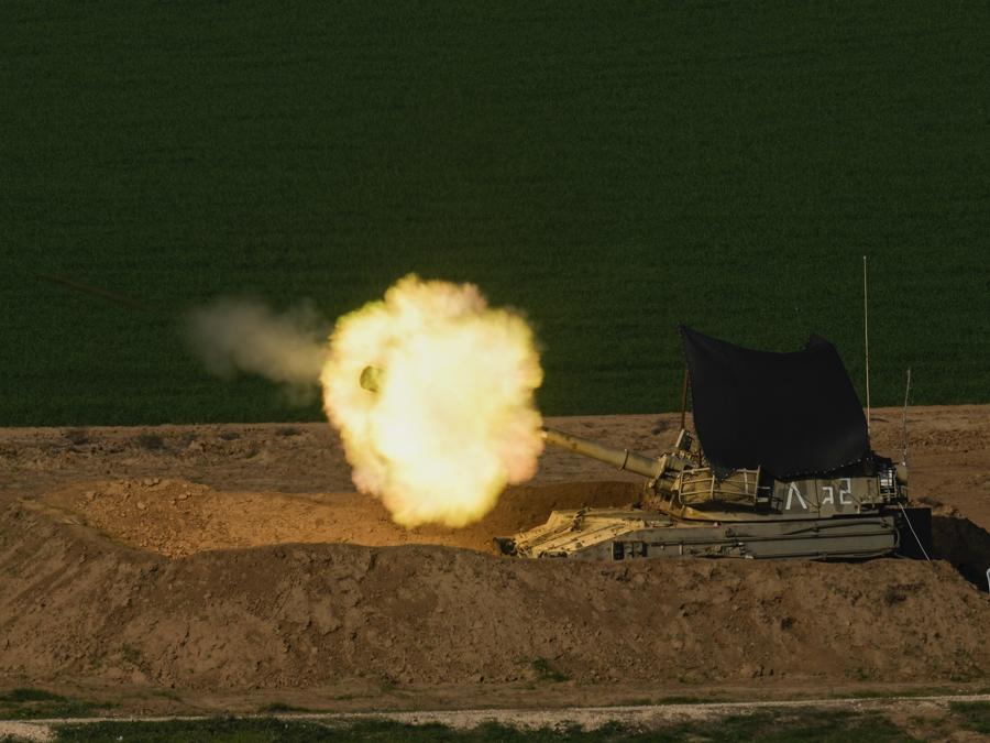 Un’unità di artiglieria mobile israeliana spara un proiettile dal sud di Israele verso la Striscia di Gaza, in una posizione vicino al confine tra Israele e Gaza. (AP Photo/Ohad Zwigenberg)