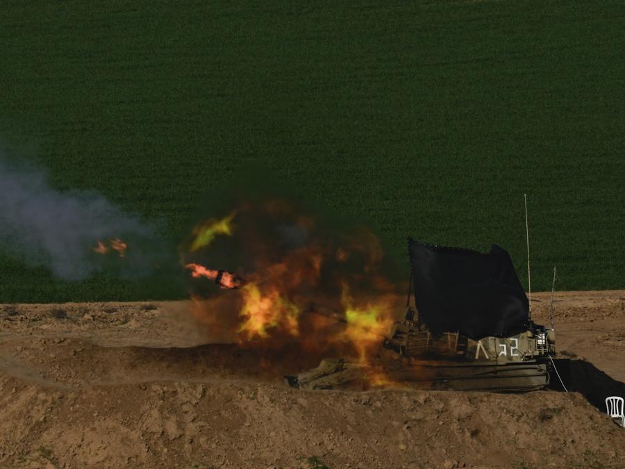Un’unità di artiglieria mobile israeliana spara un proiettile dal sud di Israele verso la Striscia di Gaza, in una posizione vicino al confine tra Israele e Gaza. (AP Photo/Ohad Zwigenberg)