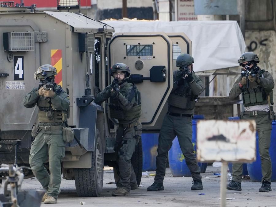 Le forze di sicurezza israeliane prendono posizione durante un raid militare nel campo profughi di Askar vicino alla città di Nablus, in Cisgiordania. (AP Photo/Majdi Mohammed).