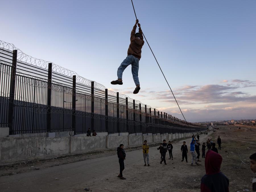 Bambini palestinesi sfollati giocano vicino al confine palestinese-egiziano nel campo di Rafah, nel sud della Striscia di Gaza. EPA/HAITHAM IMAD
