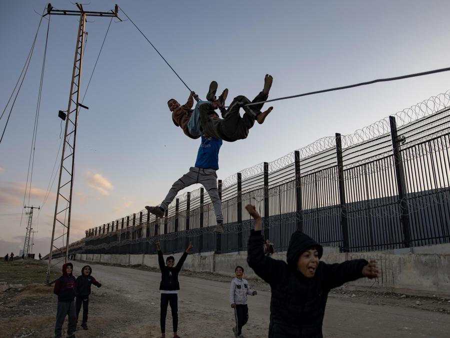Bambini palestinesi sfollati giocano vicino al confine palestinese-egiziano nel campo di Rafah, nel sud della Striscia di Gaza. EPA/HAITHAM IMAD