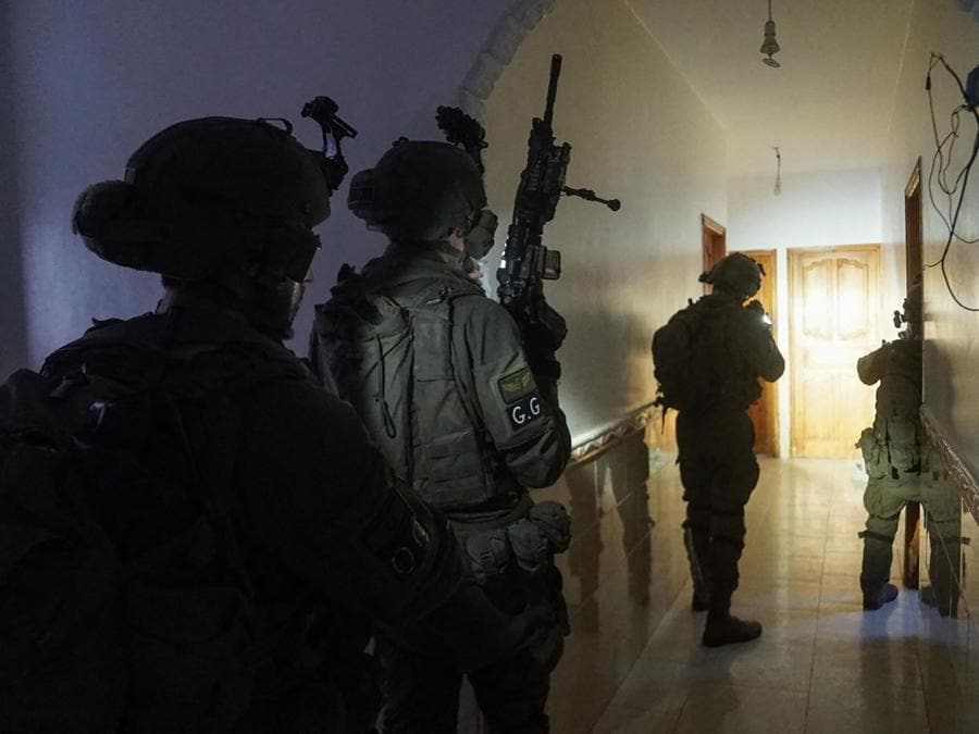 Soldati israeliani che operano a Khan Yunis, nel sud della Striscia di Gaza. (Photo by Israeli Army / AFP)