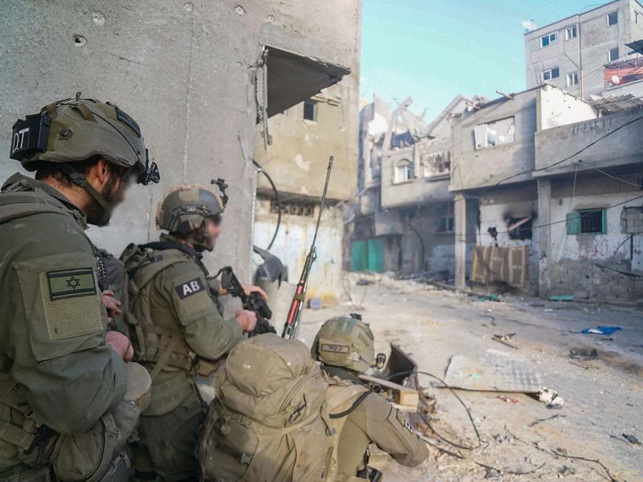 Soldati israeliani che operano a Khan Yunis, nel sud della Striscia di Gaza. (Photo by Israeli Army / AFP)