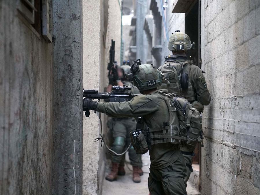 Soldati israeliani che operano a Khan Yunis, nel sud della Striscia di Gaza. (Photo by Israeli Army / AFP)