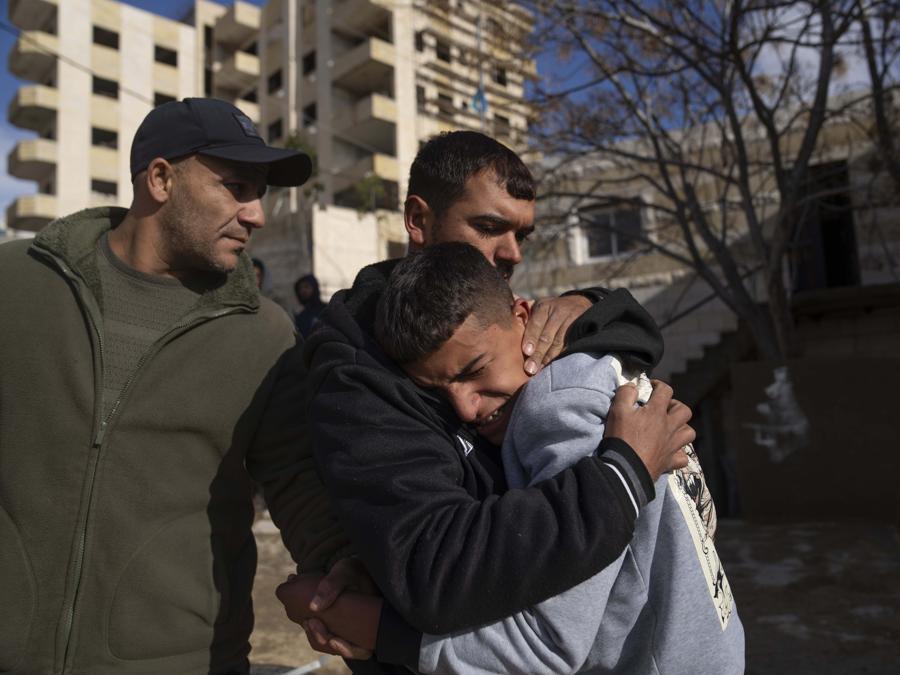 Suleiman Hamed, 14 anni, a destra, fratello del palestinese Abdel Rahman Hamed, 18 anni, piange confortato da un parente durante il suo funerale nella città di Silwad, in Cisgiordania. (AP Photo/Nasser Nasser)
