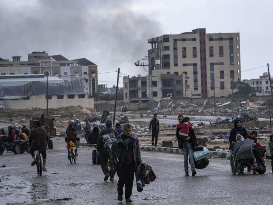 I palestinesi arrivano nella città di Rafah, nel sud di Gaza, dopo essere fuggiti da un’offensiva terrestre e aerea israeliana nella vicina città di Khan Younis. (AP Photo/Fatima Shbair)