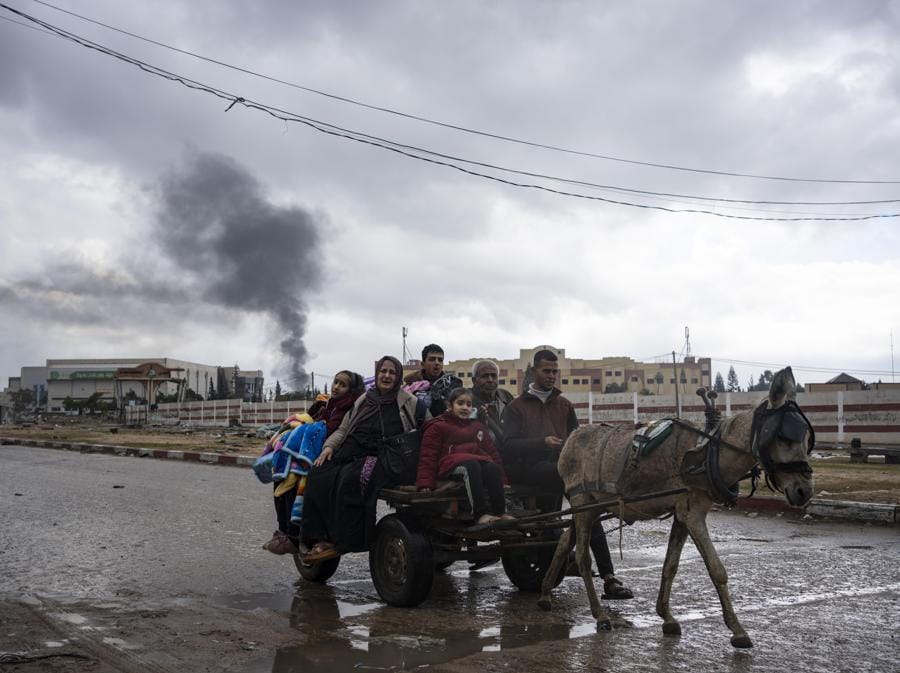 I palestinesi arrivano nella città di Rafah, nel sud di Gaza, dopo essere fuggiti da un’offensiva terrestre e aerea israeliana nella vicina città di Khan Younis. (AP Photo/Fatima Shbair)