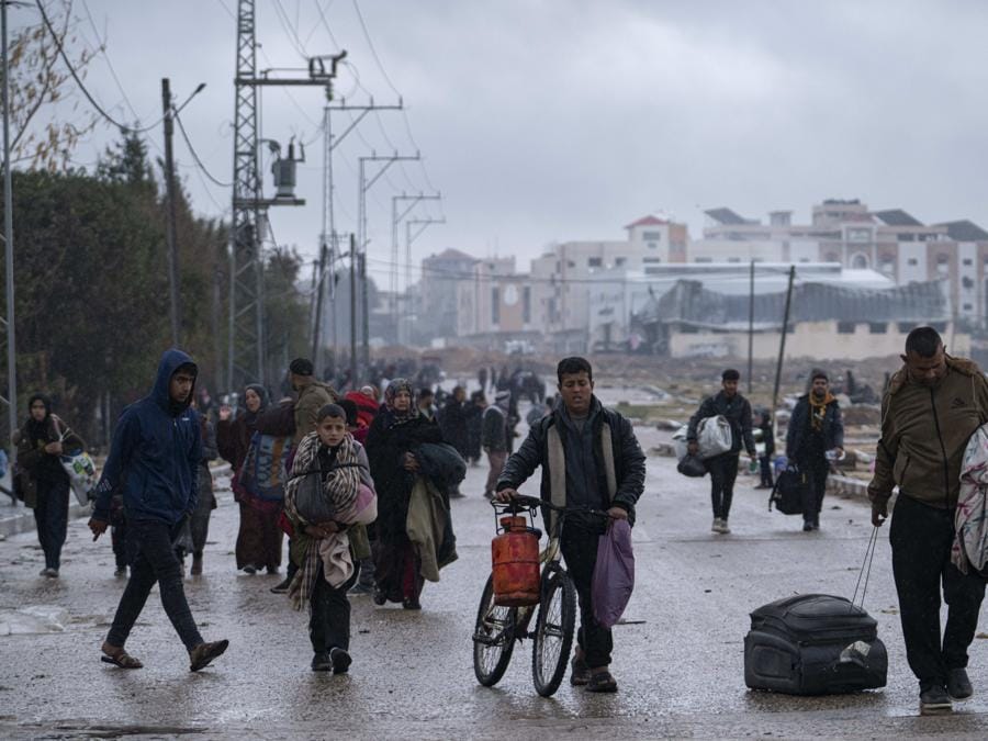 I palestinesi arrivano nella città di Rafah, nel sud di Gaza, dopo essere fuggiti da un’offensiva terrestre e aerea israeliana nella vicina città di Khan Younis. (AP Photo/Fatima Shbair)