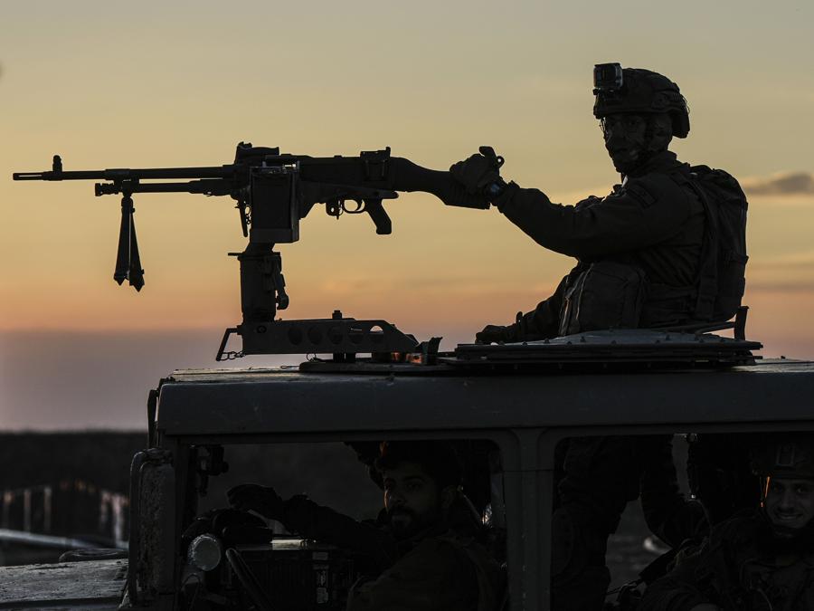 Un soldato israeliano prende posizione al confine con la Striscia di Gaza, nel sud di Israele. (AP Photo/Tsafrir Abayov)