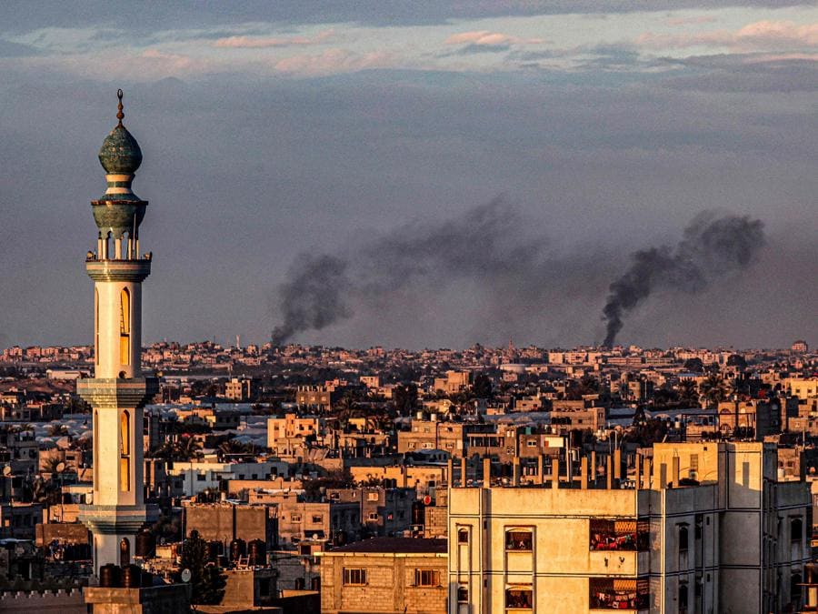 Il fumo si alza su Rafah, nel sud della Striscia di Gaza, durante un bombardamento israeliano. (Photo by AFP)