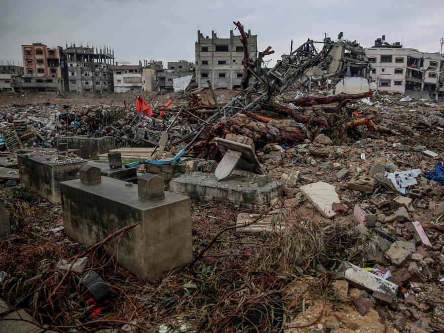 Resti di lapidi sono sparsi nel cimitero principale di Al-Shaaf, nel quartiere orientale di al-Tuffah, a Gaza City, dopo che, secondo quanto riferito, era stato raso al suolo dalle forze israeliane. (Photo by AFP)