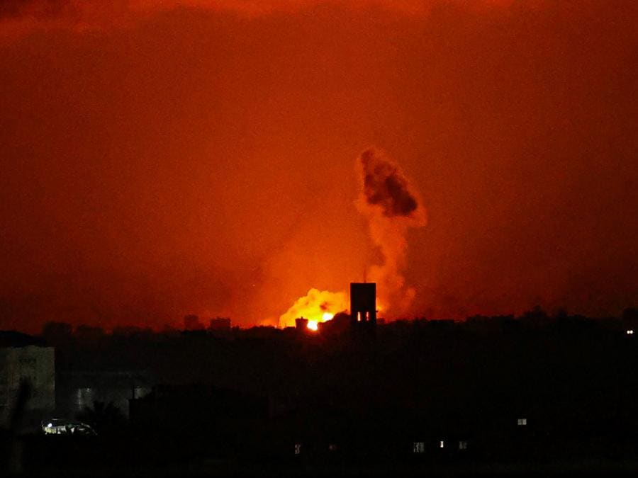 Fumo e fiamme si alzano a Rafah, nel sud della Striscia di Gaza, durante un bombardamento israeliano. (Photo by AFP)