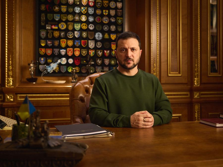 Il presidente ucraino Volodymyr Zelenskiy si rivolge al popolo ucraino alla vigilia di Capodanno, nel mezzo dell’attacco della Russia all’Ucraina, a Kiev. Ukrainian Presidential Press Service/Handout via REUTERS