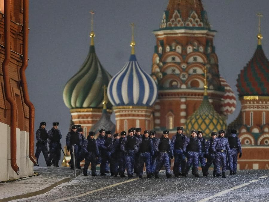 Gli agenti di polizia pattugliano la Piazza Rossa a Mosca, Russia, alla fine del 31 dicembre 2023. EPA/YURI KOCHETKOV